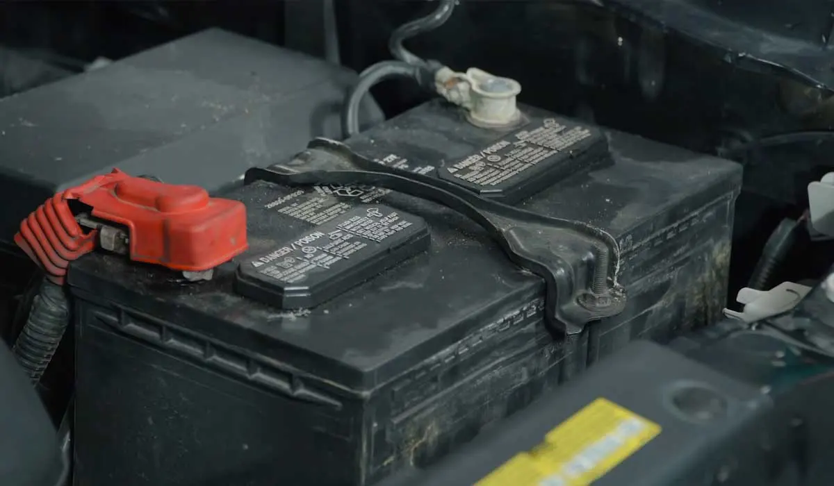 Batería de carro instalada en el compartimiento del motor